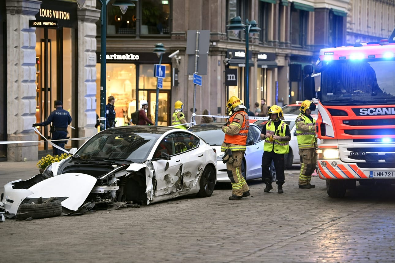 Syyttäjän mukaan syytetty kiihdytti Pohjoisesplanadilla auton vauhdin yli sataan kilometriin tunnissa. Kaahailu päättyi, kun ajoneuvo törmäsi kahvilan läheisyydessä pysäköitynä olleisiin autoihin. LEHTIKUVA / Markku Ulander