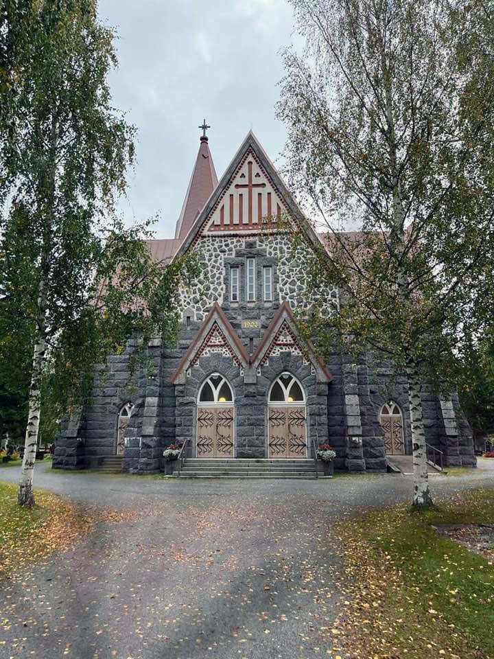 Kuvassa Alahärmän kirkko. Se on Josef Stenbäckin suunnittelema harmaakivikirkko, tyyliltään se on uusgotiikkaa ja kansallisromantiikkaa yhdistelevä.