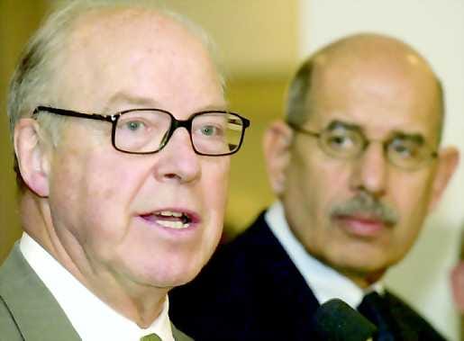 Asetarkastajien johtaja Hans Blix (vas.) suomii Yhdysvaltoja ja Britanniaa.