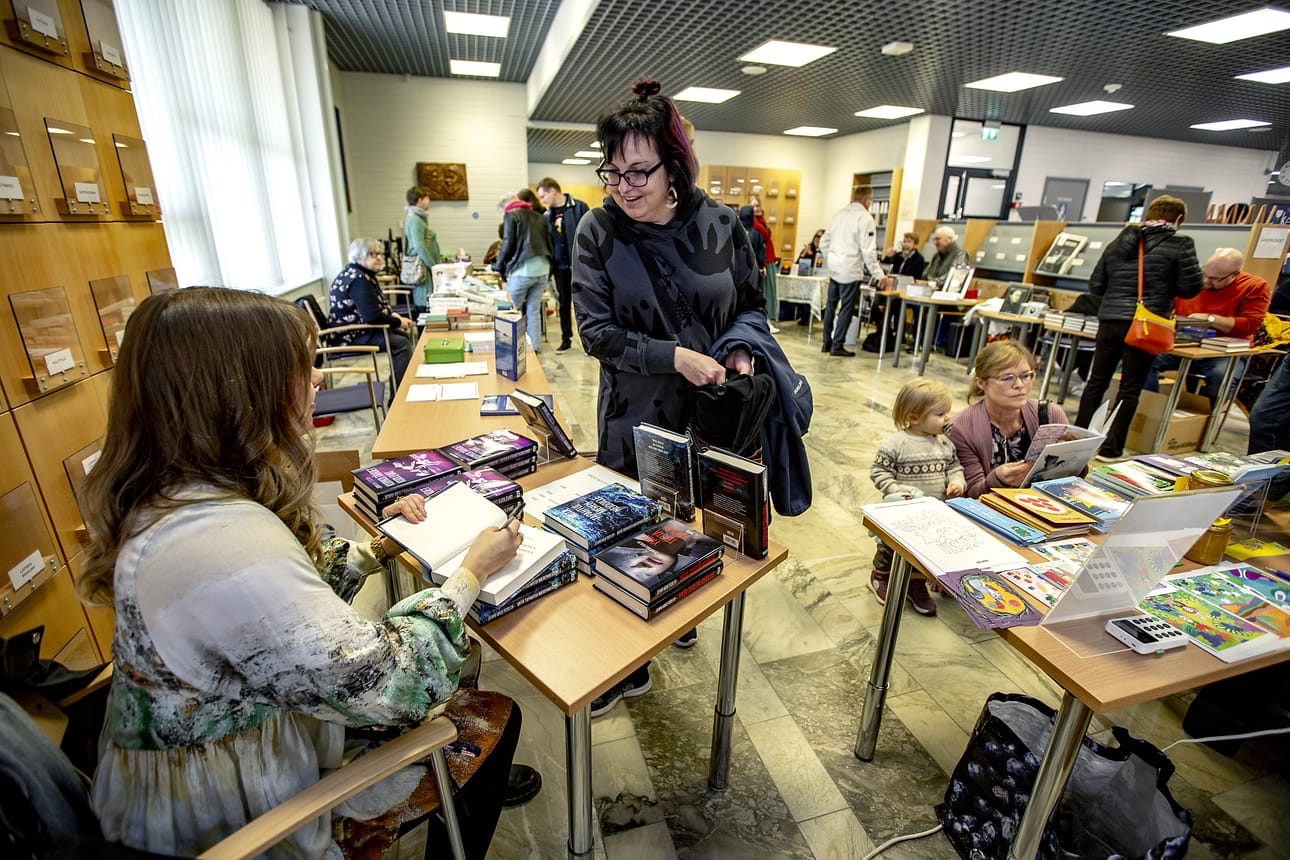 Messuilla on ollut alusta saakka kirjojen myyntiä. Tänä vuonna myyntipisteitä on tulossa ennätyksellisen paljon, lähes 30.