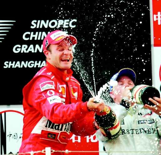 Toisen kerran peräjälkeen. Kimi Räikkönenkin sai shampanjaa Rubens Barrichellon juhlissa.