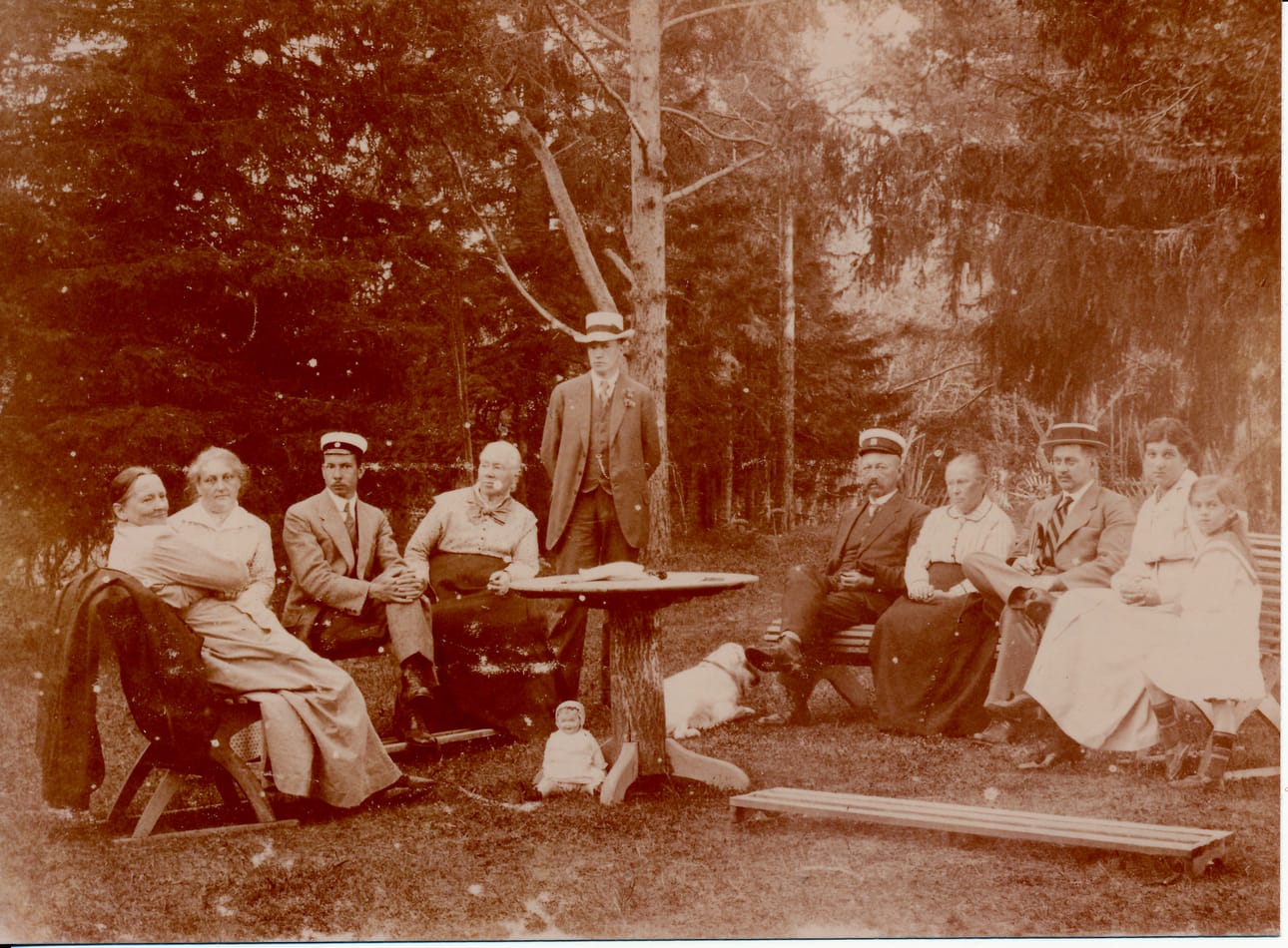 Vuonna 1907 otetussa kuvassa vasemmalta Olga Lagerstam, Elin Swanljung (Jonin vaimo), Alma Schalin ja kaksi poikaa (toinen vasemmalla puolella ja toinen seisoo), John Swanljung, Sophie Swanljung (Jonin äiti), Gordon Swanljung (Jonin veli), Florie Swanljung ja Joyce Swanljung.