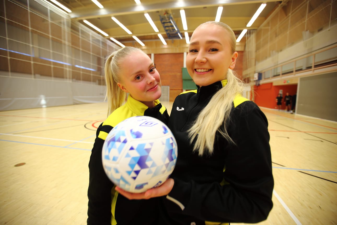 Kapteeni Lotta Iivonen ja varakapteeni Annika Karhu kertovat joukkueen tavoittelevan vähintään paikkaa liigakarsinnassa.
