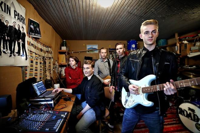 The Road 97 -yhtyeessä soittavat veljekset Sampsa Silander ja Konsta Silander sekä Waltteri Latva-Somppi, Joona Hemminki ja Riku Viitala. Yhtyeen jäsenet asuvat ympäri Etelä-Pohjanmaata, mutta päämaja, eli treenikämppä, on Kurikassa. KUVA: TOMI KOSONEN