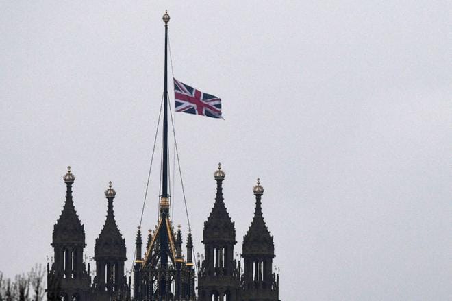 Britannian lippu oli laskettu puolitankoon Westminsterin palatsilla torstaina aamulla. Kuva: Andy Rain