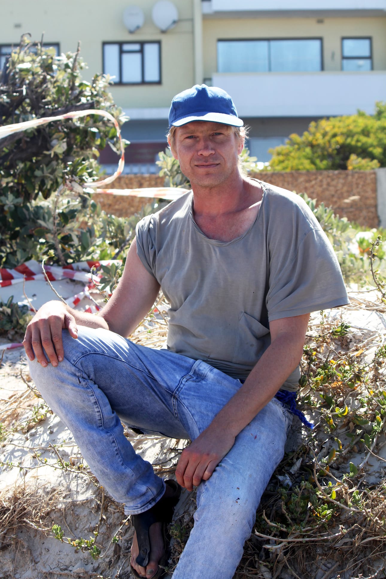 Eteläafrikkalainen Heath Nash on tunnettu kierrätysmuovitaiteestaan.