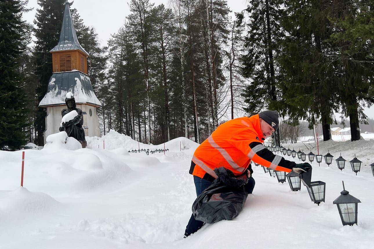 Itsenäisyyspäivänä Turtolan sankarihaudoille kynttilät sytytti metsästysseura. Seurakuntamestari Olli Meriläinen kerää poltetut kynttilät pois, jotta talkoolainen saa sytyttää uudet aattoaamuna.