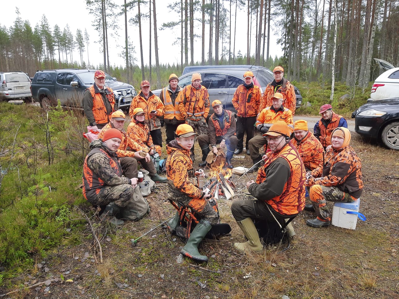 Möksyn metsästysseuran Karstaperän hirviporukka taukotulilla pyhäinpäivän viikonloppuna. Viikonlopun jälkeen lupia on käyttämättä enää kymmenen.