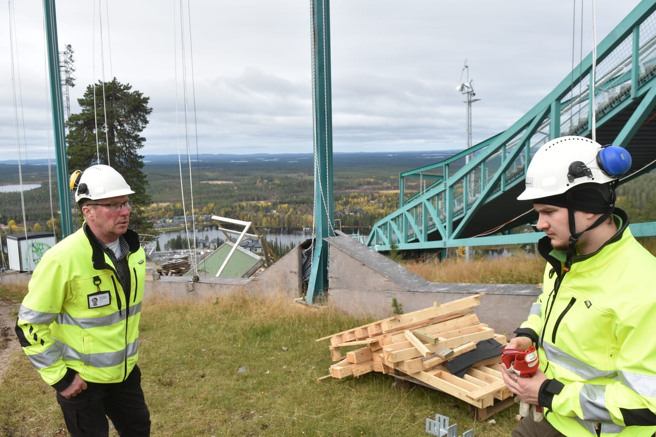 Tunturirakennus urakoi parhaillaan Rukan suurmäen remontin kimpussa. Kuvassa Aarno ja Toni Pätsi.