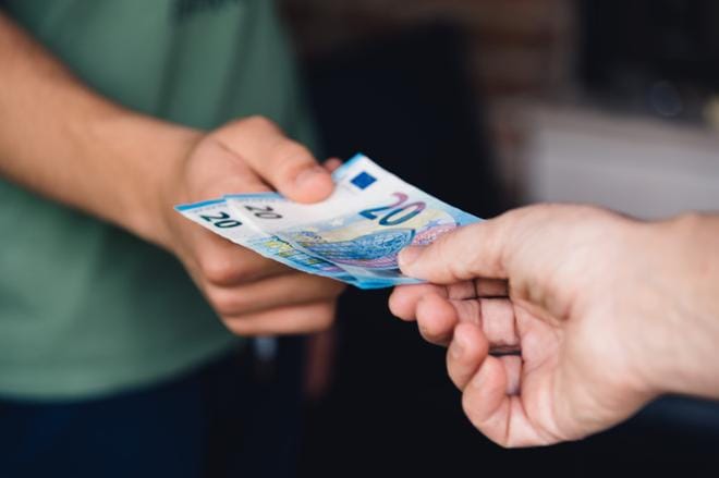 Suomessa yksin asuva pärjää esimerkkilaskelmien mukaan reilulla tuhannella eurolla kuukaudessa. Kolmilapsinen perhe vaatii noin 4000 euron kuukausitulot. KUVA: