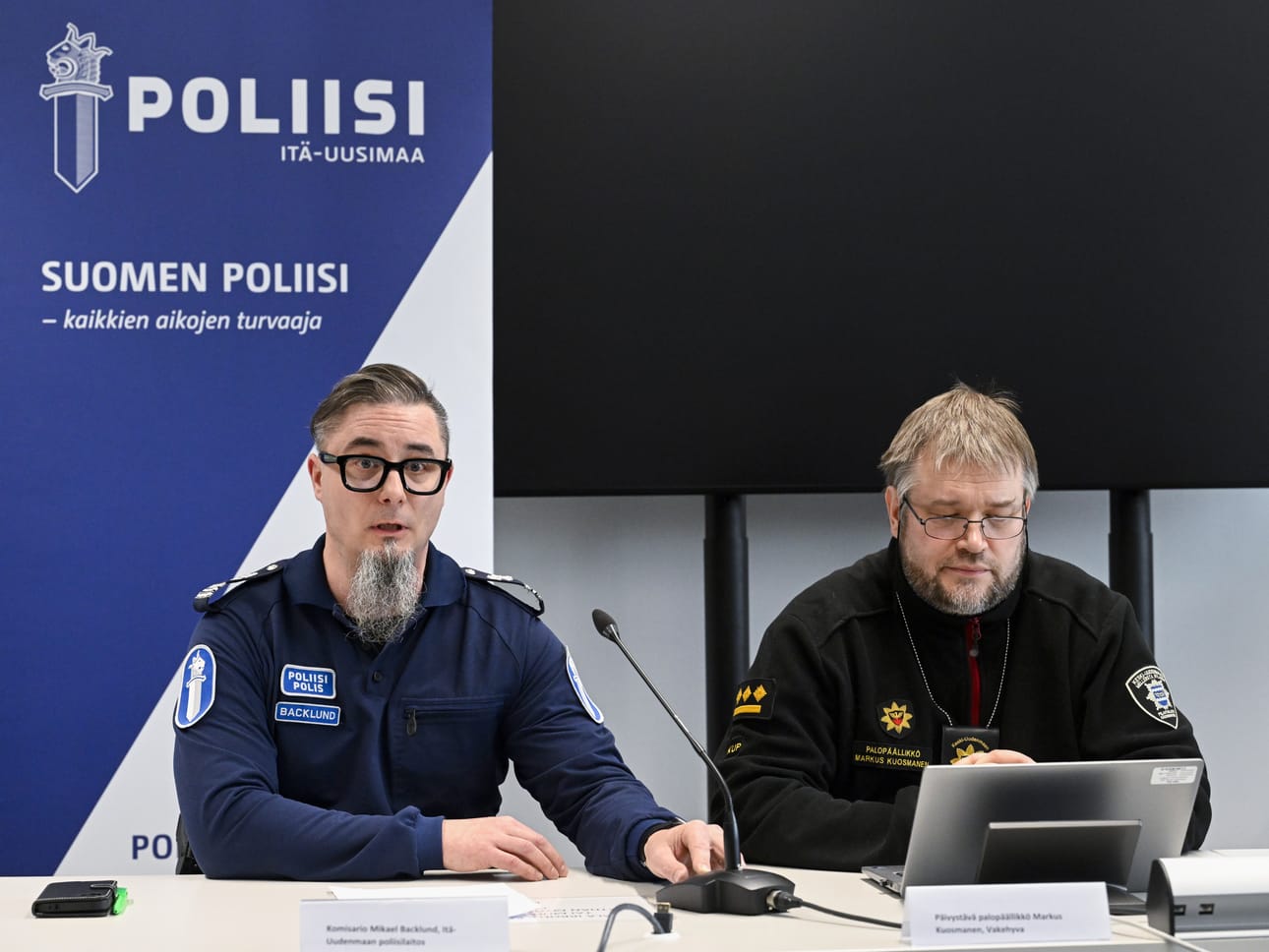 Itä-Uudenmaan poliisilaitoksen komisario Mikael Backlund (vas.) ja Keski-Uudenmaan pelastuslaitoksen päivystävä palopäällikkö Markus Kuosmanen kertoivat tulipalosta tiedotustilaisuudessa tiistaina.