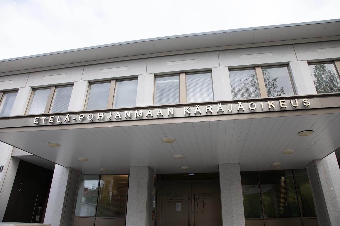 Etelä-Pohjanmaan käräjäoikeudelle toimitetussa kirjallisessa ennakkovastauksessa nainen kiistää syytteen.