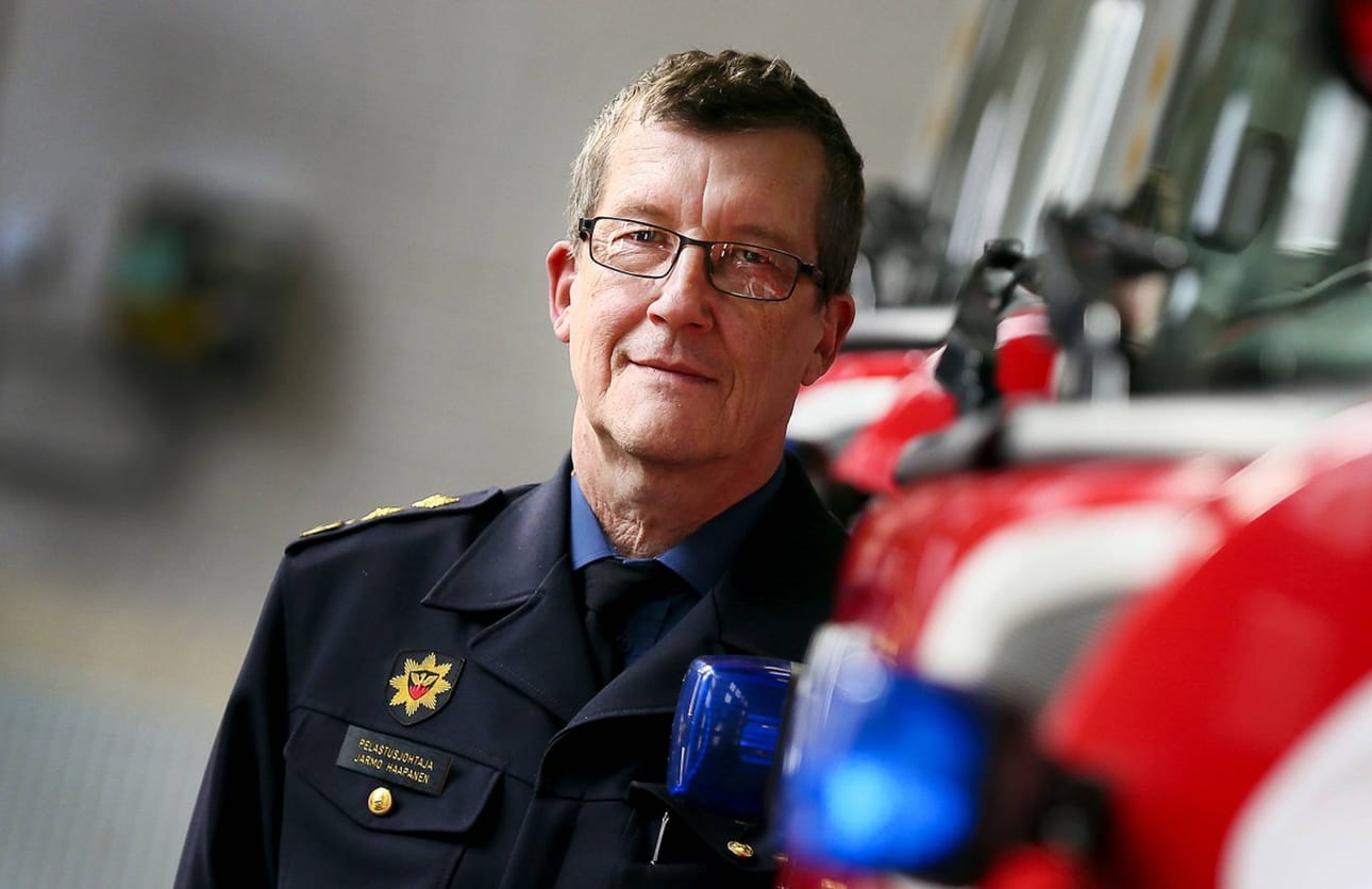 -Pelastustoimi on lähipalvelua nyt ja aina. Kun kansalainen soittaa 1.1.2019 hätänumeroon, paloautot ja ambulanssit lähtevät liikkeelle kuten ennenkin, lupaa Jokilaaksojen pelastuslaitoksen pelastusjohtaja Jarmo Haapanen.