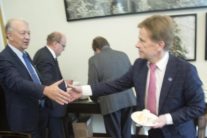 Keskustan ryhmäkokous alkoi höyryävällä kahvilla ja maistuvalla kinuskikakulla. Kansanedustaja Mauri Pekkarinen tarjosi ryhmälleen 70-vuotiskahvit. Ainoat sellaiset. Muutoin hän ei ole viettänyt merkkipäiväänsä. Vieressä kansanedustaja Pekka Puska. Kuva: Mauri Ratilainen / Com.pic