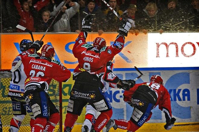 Vaasan Sport kävi Ässien kanssa hurjan väännön jääkiekon SM-liigapaikasta kevättalvella 2009. Joukkueessa pelasivat tuolloin mm. Paul Cabana ja Lauri Kinos. Kuva: Arkistokuva