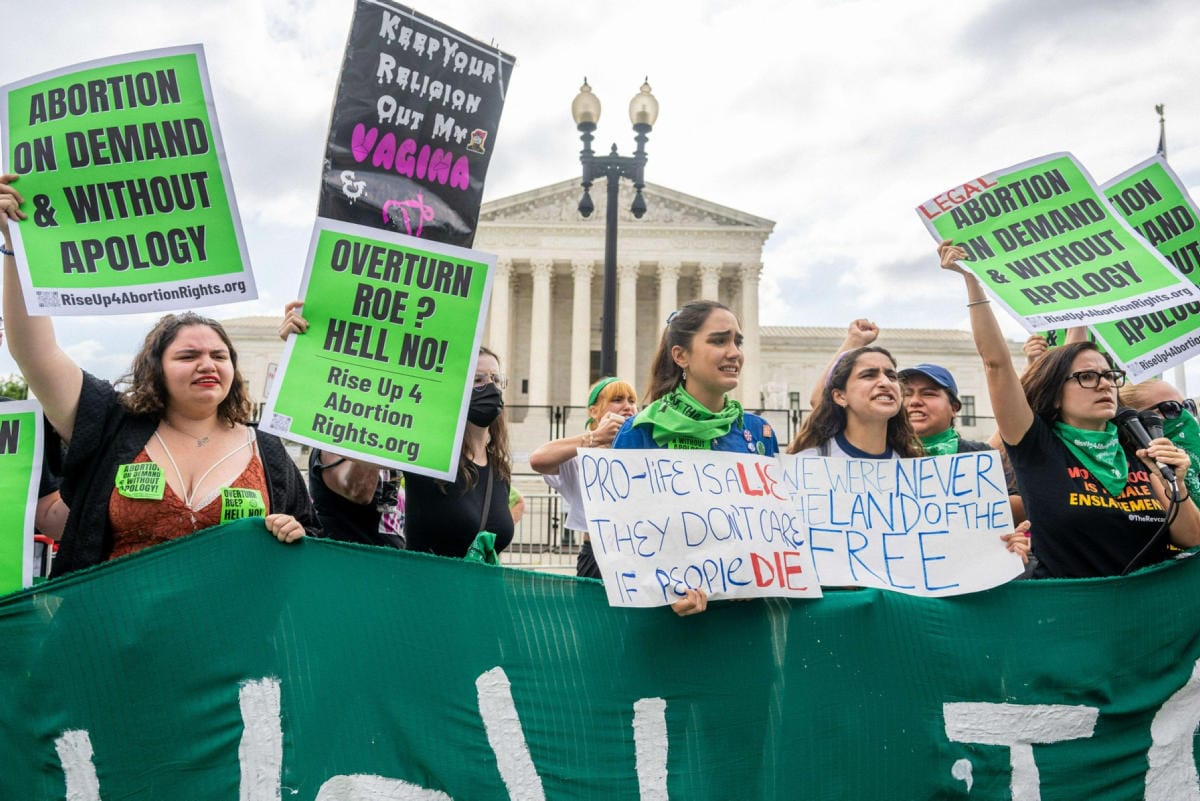 Jatkossa aborttioikeudesta päättävät osavaltiot, ellei kongressi vaikuta asiaan. Kuvassa aborttioikeuden puolesta aktivisteina toimineita Yhdysvaltain korkeimman oikeuden edustalla. LEHTIKUVA/AFP
