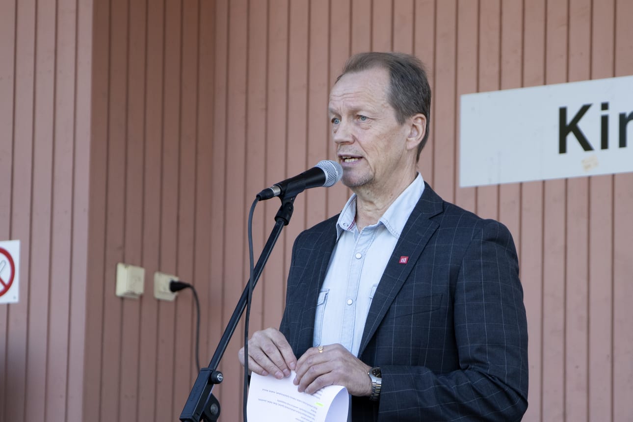 Kunnanjohtaja Ismo Mäkeläinen pääsi ensimmäistä kertaa totamaan kuntalaistensa osallistumisaktiivisuuden perttuleiden toritapahtumassa. Vuoden verran kuntaa ohjastaneesta Mäkeläisestä tuntui hyvältä nähdä ja tavata lukuisia uusia kasvoja.