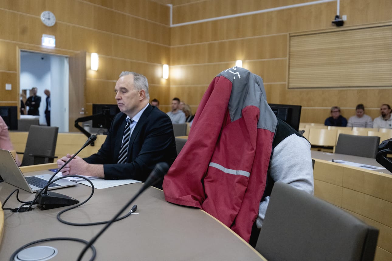 Murhasta syytetty mies peitti oikeudessa kasvonsa.