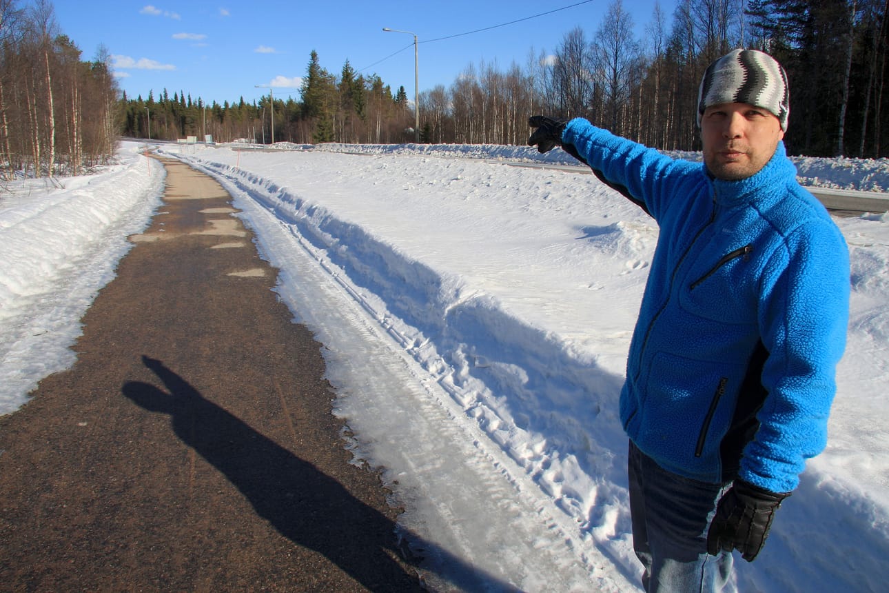 Pysähdyin tähän kun havaitsin, että karhu on maantiellä tästä noin 150 metrin päässä näkyvän viimeisen sähköpylvään kohdalla. Siinä se nuuski ilmaa ja pyöritti päätään kuono ylöspäin, lastaan ulkoiluttamassa ollut Harri Ruonala kertoo.
