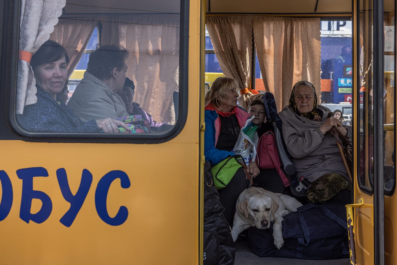 Etulinjasta evakuoituja ukrainalaisia kuljetetaan nyt Zaporizhzhjan evakuointikeskukseen.