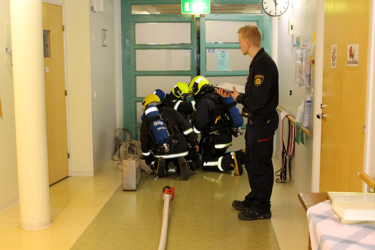 Vesa Lämsä seurasi harjoituksen etenemistä. Tässä miehistö on paikantanut oikean palo-osaston.