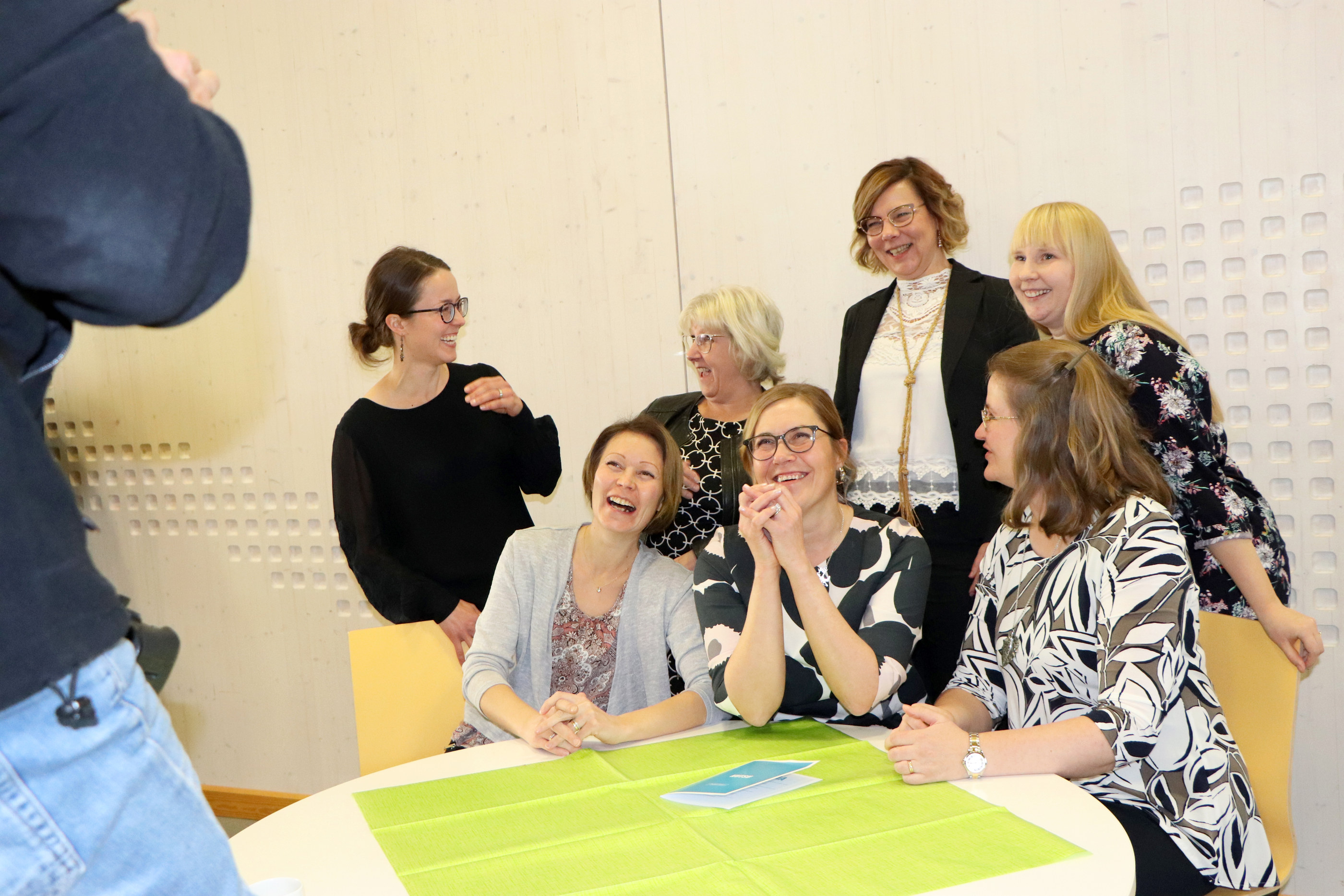 <p>Rakennustyömaalta siirryttiin Hirsikampukselle. Iloisissa tunnelmissa olivat kirjastonjohtaja Outi Nivakoski, hallintojohtaja Seija Turpeinen, henkilöstöpäällikkö Heli Huhtamäki, liikuntapalvelujen koordinaattori Elina Wachira ja eturivissä kaupunginhallituksen 1. varapuheenjohtaja Mirka Väyrynen, kaupunginvaltuuston puheenjohtaja Mari Kälkäjä ja hallituksen puheenjohtaja Anni-Inkeri Törmänen.</p>