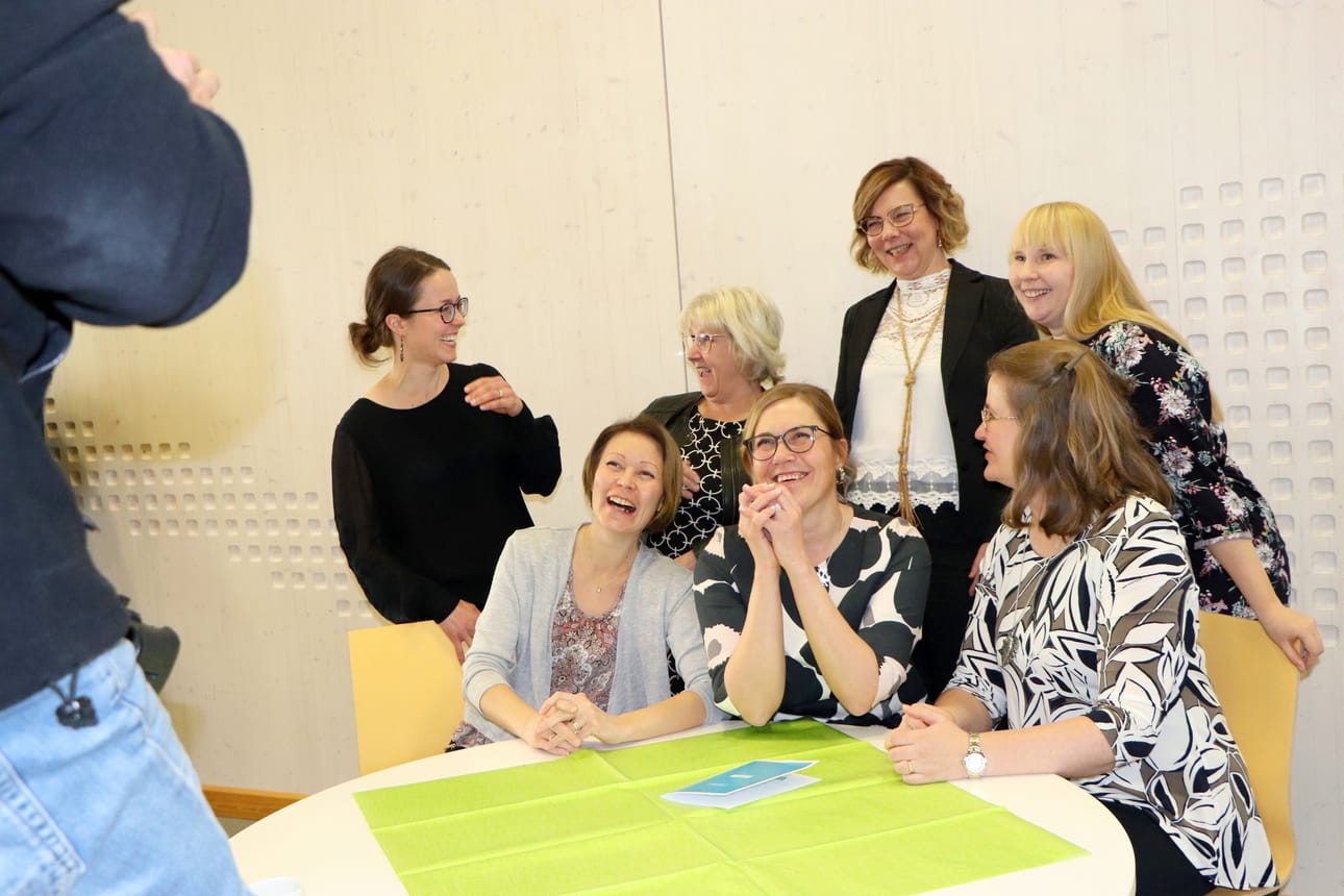 Rakennustyömaalta siirryttiin Hirsikampukselle. Iloisissa tunnelmissa olivat kirjastonjohtaja Outi Nivakoski, hallintojohtaja Seija Turpeinen, henkilöstöpäällikkö Heli Huhtamäki, liikuntapalvelujen koordinaattori Elina Wachira ja eturivissä kaupunginhallituksen 1. varapuheenjohtaja Mirka Väyrynen, kaupunginvaltuuston puheenjohtaja Mari Kälkäjä ja hallituksen puheenjohtaja Anni-Inkeri Törmänen.