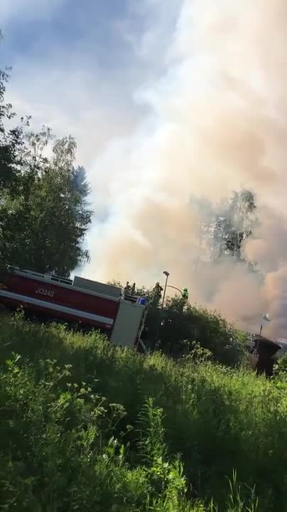 Pelastuslaitos sammuttaa palavaa omakotitaloa Raahessa