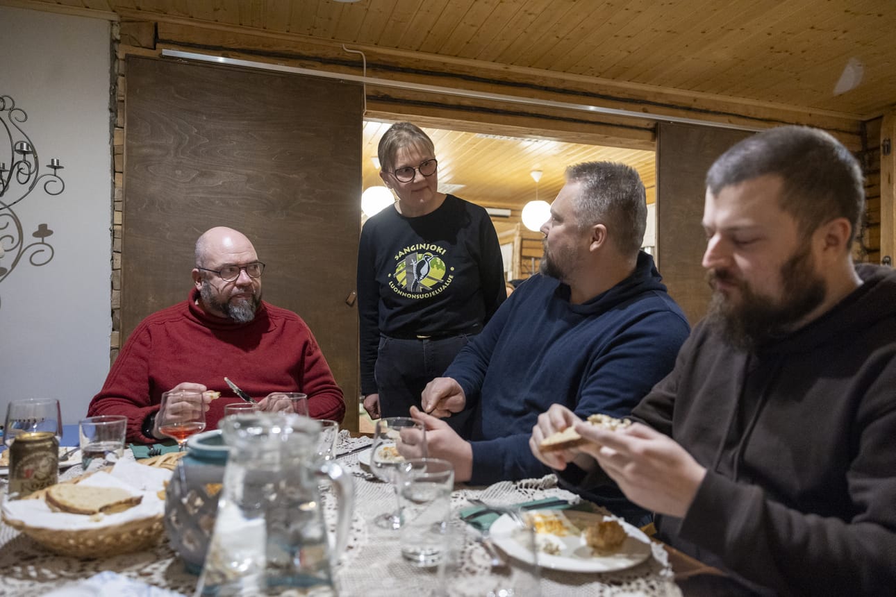 Illallisidean äiti Tiina Rahko keskustelee Jussi Tombergin (vas.), Tuomo Jaakkosen ja Sami Uusikylän kanssa.