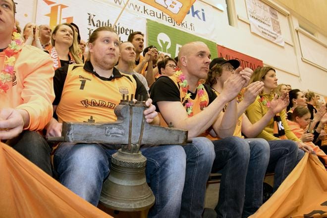 Karhun fanijoukot kaivavat aina koviin peleihin esille vanhan pohjalaistalon vellikellon. Salolle sitä soitti Markku Loukko. Vasemmalla Juji Loukko ja oikealla Markus Rantamäki: KUVAT: JORMA HAVULA