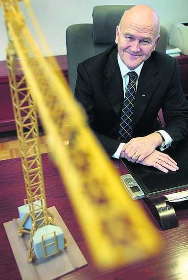 YIT miettii myös omakotitalojen rakentamista. "Tilausta on, koska ihmiset osaavat yhä vähemmän itse, mutta heillä on varallisuutta maksaa rakentamispalveluista", konsernijohtaja Reino Hanhinen sanoo.