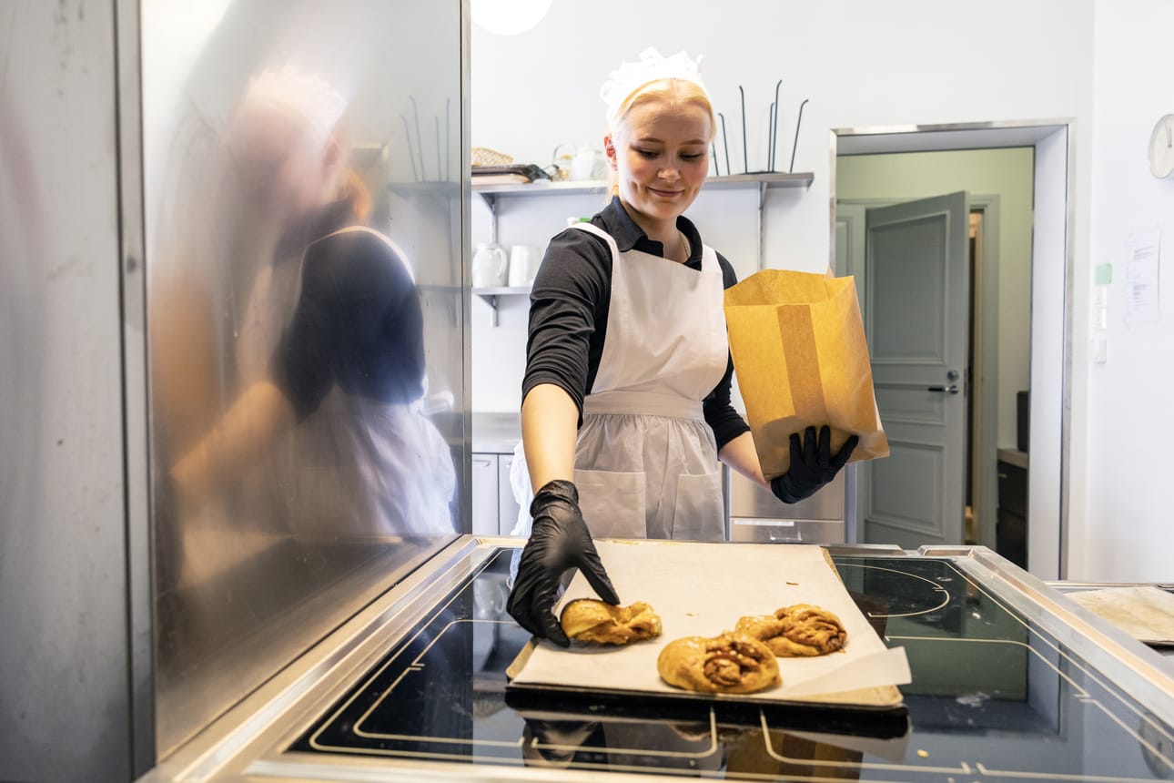 Tuore oululainen ylioppilas Ronja Remahl työskentelee kesän kirkon kahvilassa. Perjantaisin Remahl kuljettaa pullatilaukset pyörällä ihmisten koteihin.
