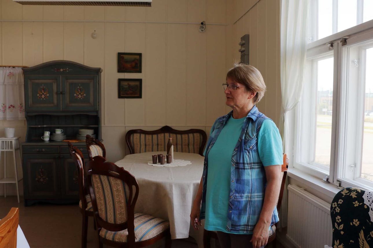 Eila Siuruan pian avattavassa antiikkikahvilassa kaikki huonekalut ovat myynnissä. Avajaisiltana Taiteiden yössä tarjolla antiikkikahvilassa on ohjelmaa ennen kaikkea lapsia silmällä pitäen.