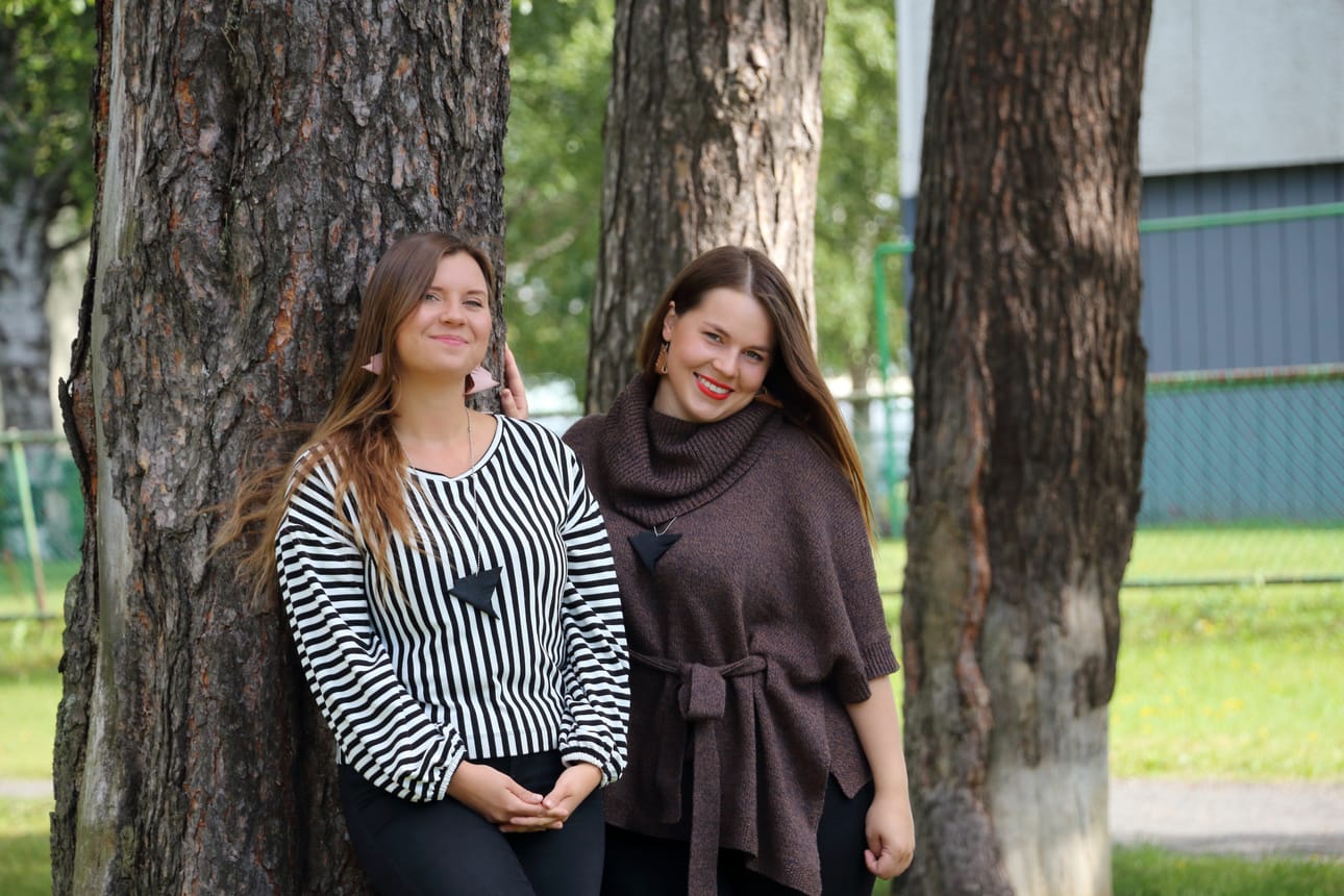 Anna Peltomaa ja Emma Kurkinen ovat tehneet musiikkia yhdessä parisen vuotta ja iloitsevat aisaparinsa löytymisestä. Molemmilla on duon mukaan nimetyt Peltokurki-korut käytössä.