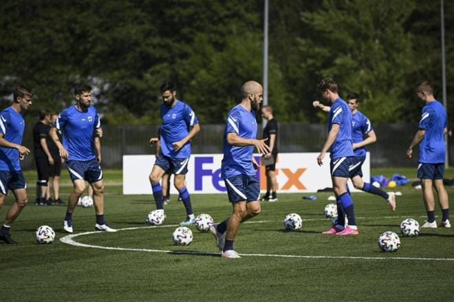 Teemu Pukki ja muut Huuhkajat harjoittelivat sunnuntaina Venäjän Terijoella. A-maajoukkue kohtaa maanantai-iltana lohkovaiheen päätösottelussaan Belgian. Kuva: Emmi Korhonen / Lehtikuva