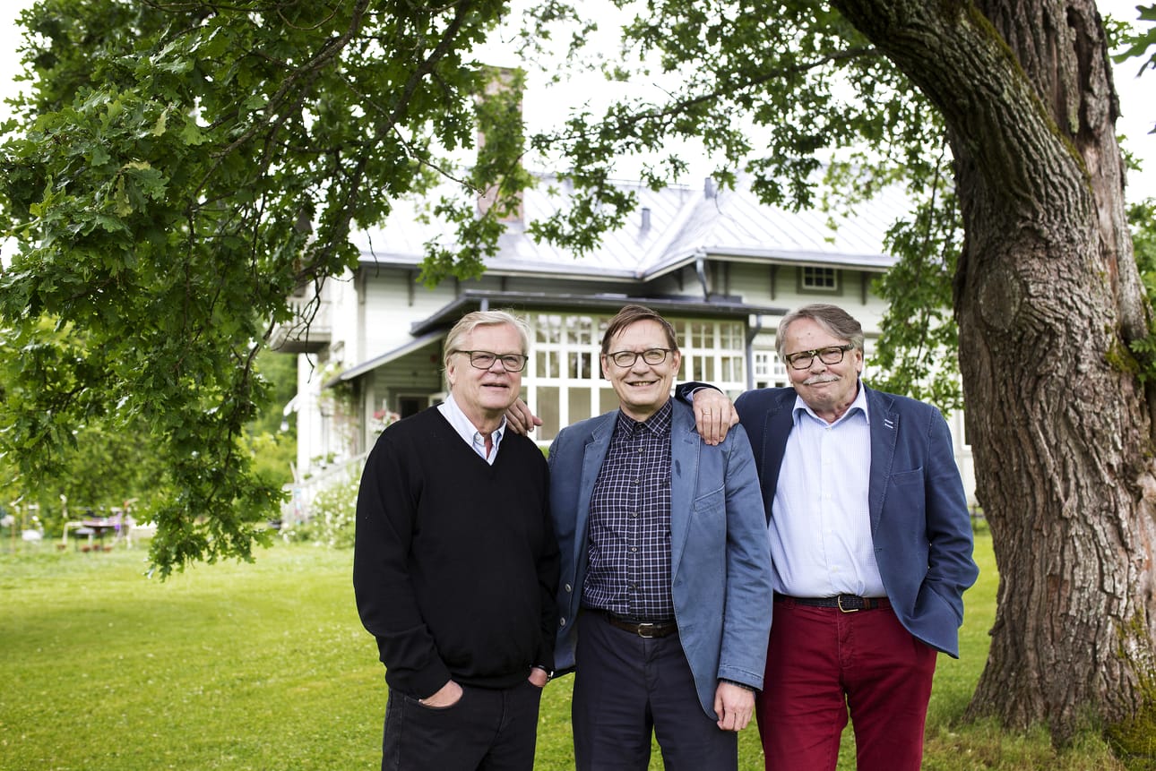 Ei tässä jääkiekkojoukkuetta kuvata, toteaa Alpo Suhonen (vas.), kun valokuvaaja pyytää ystävyksiä laittamaan kuvaa varten kättä kaulalle. Kalevi Aho ja Hannu Lahtonen joustavat hiukan.
