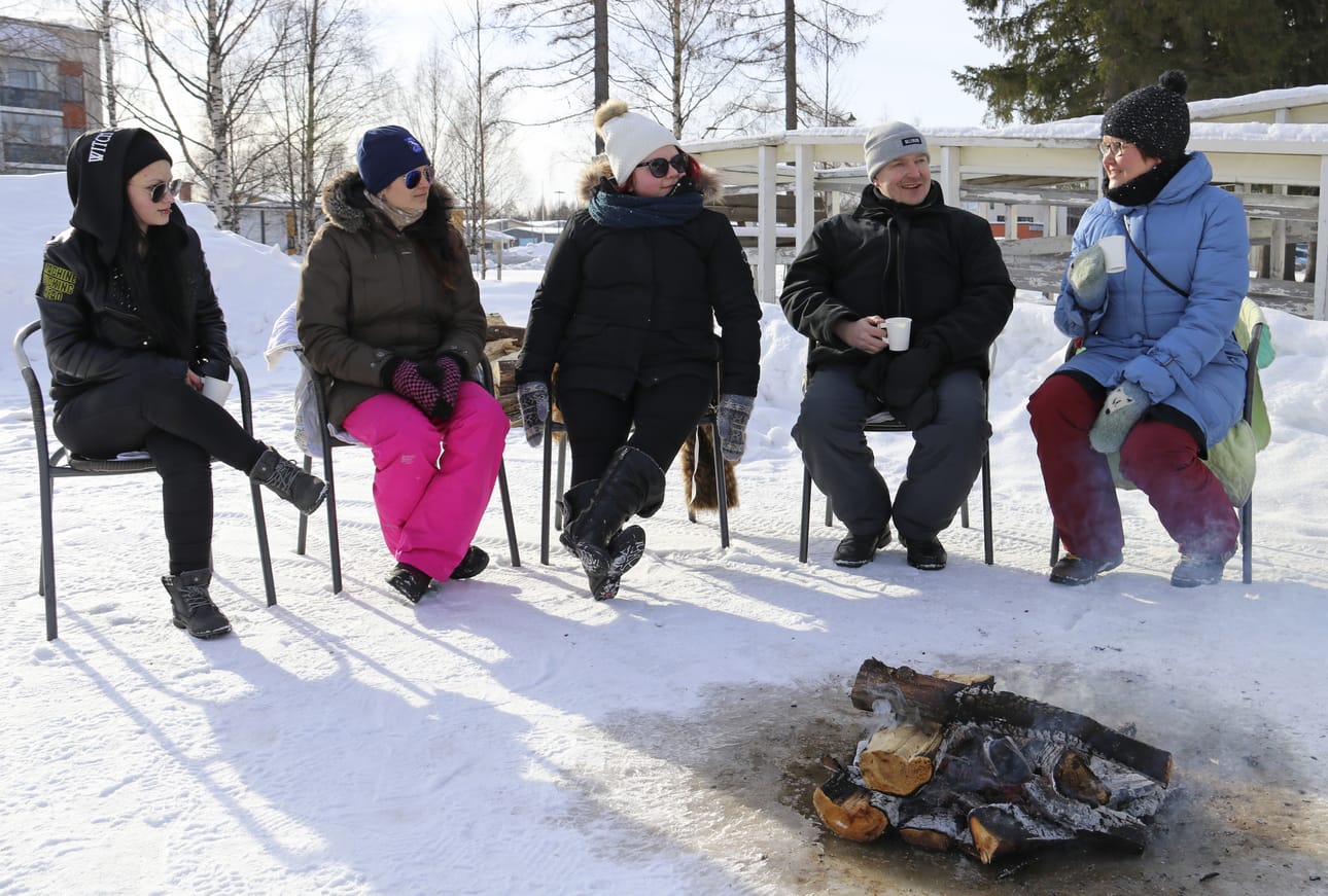 Kiia Evälä, Petra Särkelä, Miia Määttä ja J-P Kurola istahtivat hetkeksi penkkikahvilaan porisemaan elinvoimakoordinaattori Satu Himasen (oikealla) kanssa. Nuotion ääressä sai paistaa myös halutessaan makkaraa.