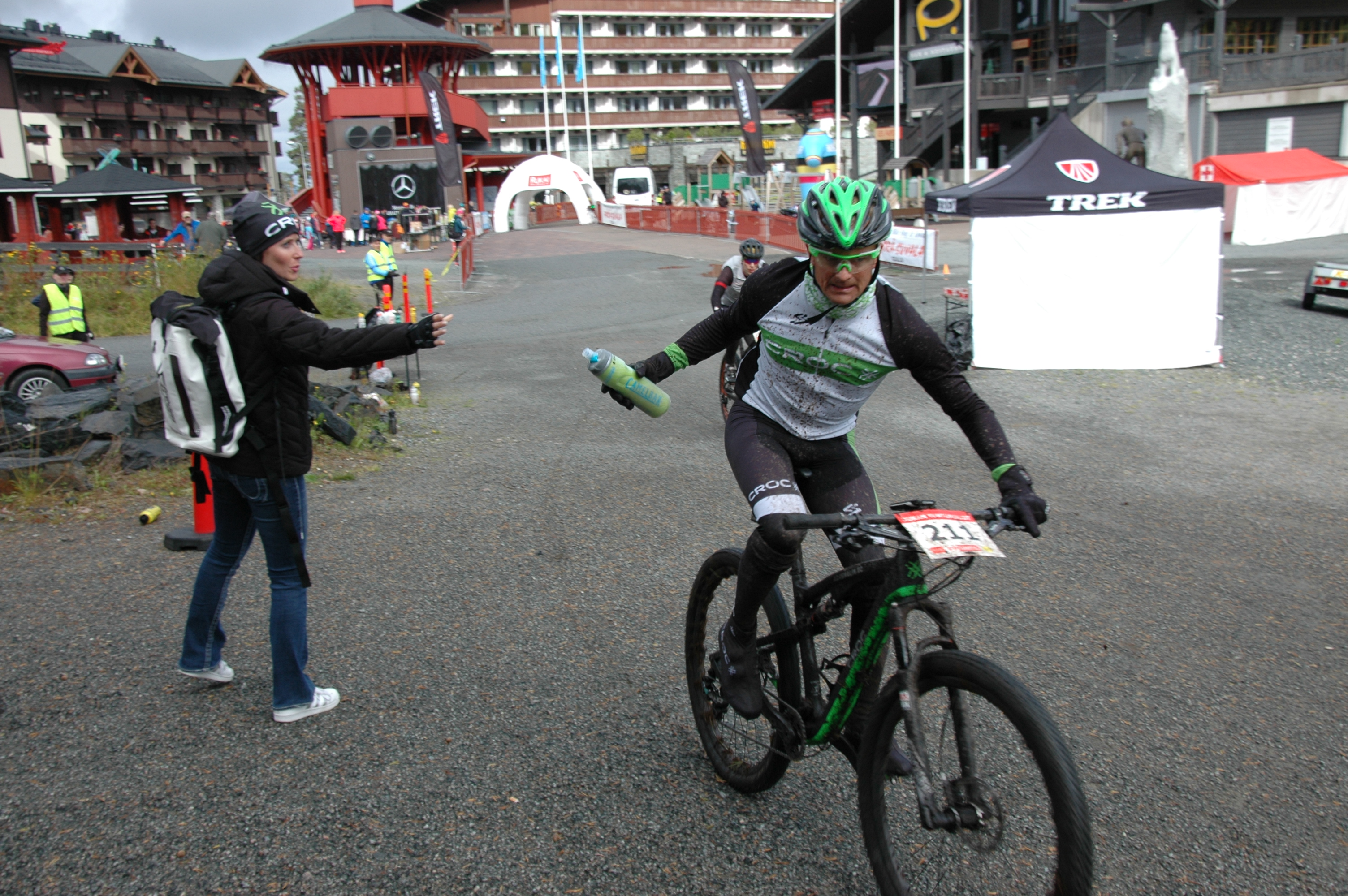 Heikki Kovalainen sai vaimoltaan Catherinelta juomaa ennen viimeistä 20 kilometrin taipaletta.