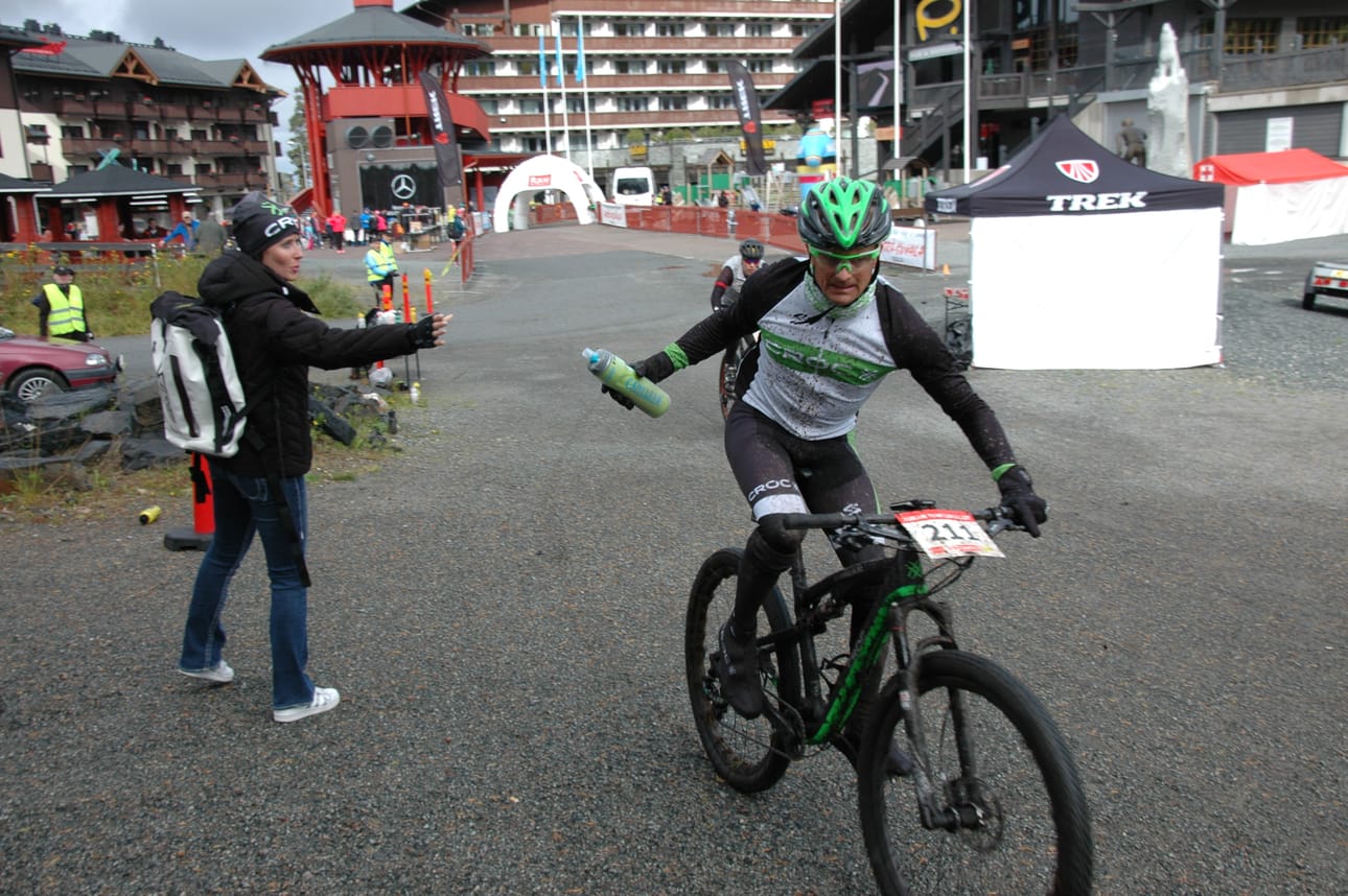 Heikki Kovalainen sai vaimoltaan Catherinelta juomaa ennen viimeistä 20 kilometrin taipaletta.