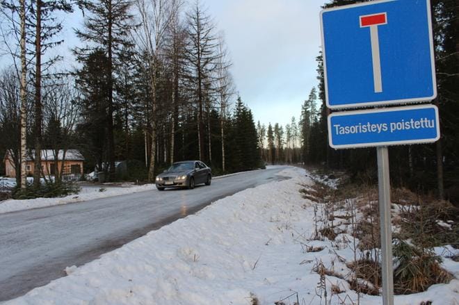 Ähtärin Myllymäellä ei Heusan tasoristeyksen yli ole enää kulkua. KUVA: REIJO HEIKKILÄ