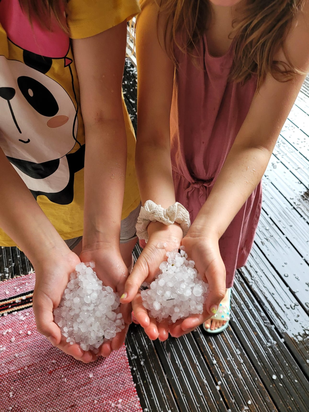 Voimakas raekuuro satoi maahan ukkosen ytimessä Oulun Kuivasjärvellä 5. heinäkuuta 2022.