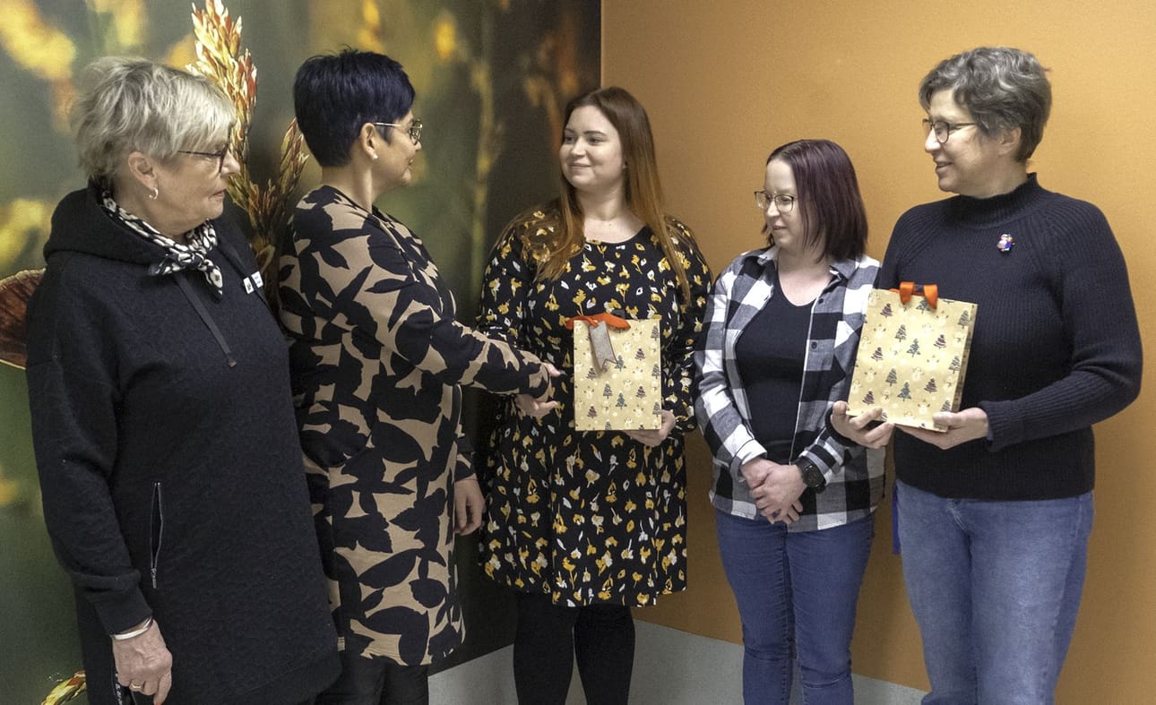 LC Ilmattaresta Berit Perälä ja Heli Mäki, Kaksineuvoisesta aikuissosiaalityön sosiaaliohjaaja Riina Lahdensuo, sosiaalityöntekijä Heidi Piirto sekä seurakunnasta diakonissa Marja Kosola tapasivat jälleen mukavan lahjoitusasian merkeissä.