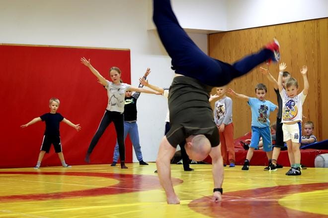 Nurmon Jymyn painikoulussa esikuvien tekemistä seurataan silmä tarkkana. Kun painija Rami Hietaniemi heittää malliksi kärrynpyörän, innostuu junnukatras yrittämään saman tien ainakin yhtä hyvää suoritusta. Jos homma ei ihan onnistu, on apu yhtä lähellä kuin lähin valmentaja. KUVAT: JARI E. HAKALA
