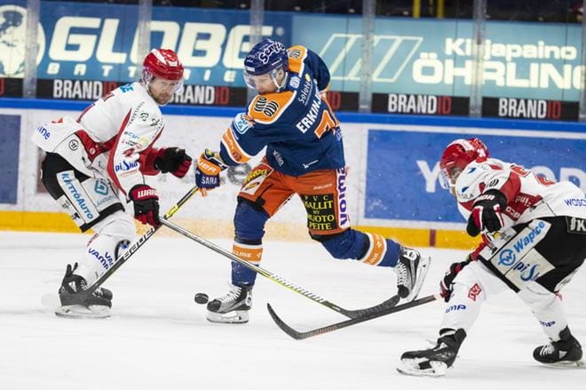 Colby Robak (vas.) ja Roope Talaja pysäyttivät Tapparan Antti Erkinjuntin. KUVA: JUKKA RITOLA