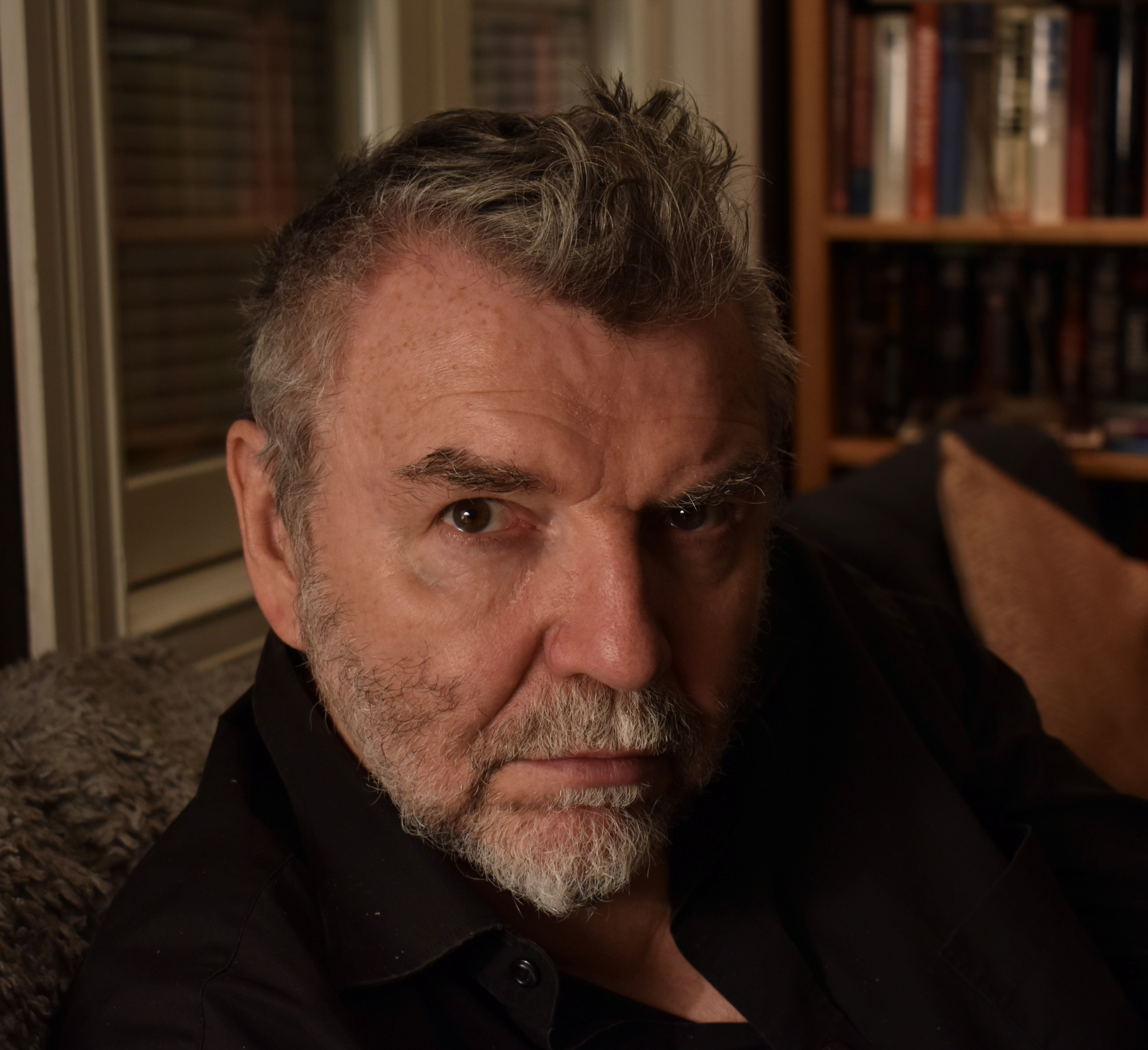 Kauko Röyhkä teki nuoruutensa Oulusta musiikkipohjaisen näytelmän, jossa kaupunkia ei mainita lainkaan – Syynä pieni tukisumma