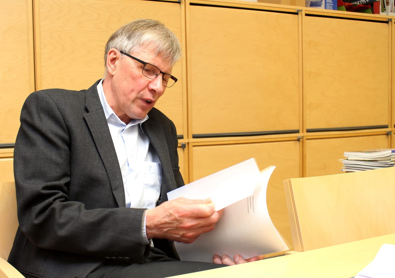 Kunnanjohtaja Jouko Nissinen kuvailee Pyhännän uuden kuntastrategian painottuvan asunto- ja palvelutarjonnan lisäämiseen. Parempien palveluiden toivotaan houkuttavan kuntaan uusia asukkaita niin, että kunnan väkiluku saadaan nousuun.