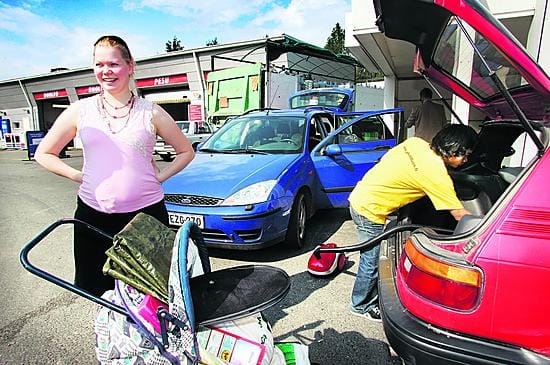Totuus 07 -tapahtumassa mukana oleva Siu Thien imuroi hänen autoaan.