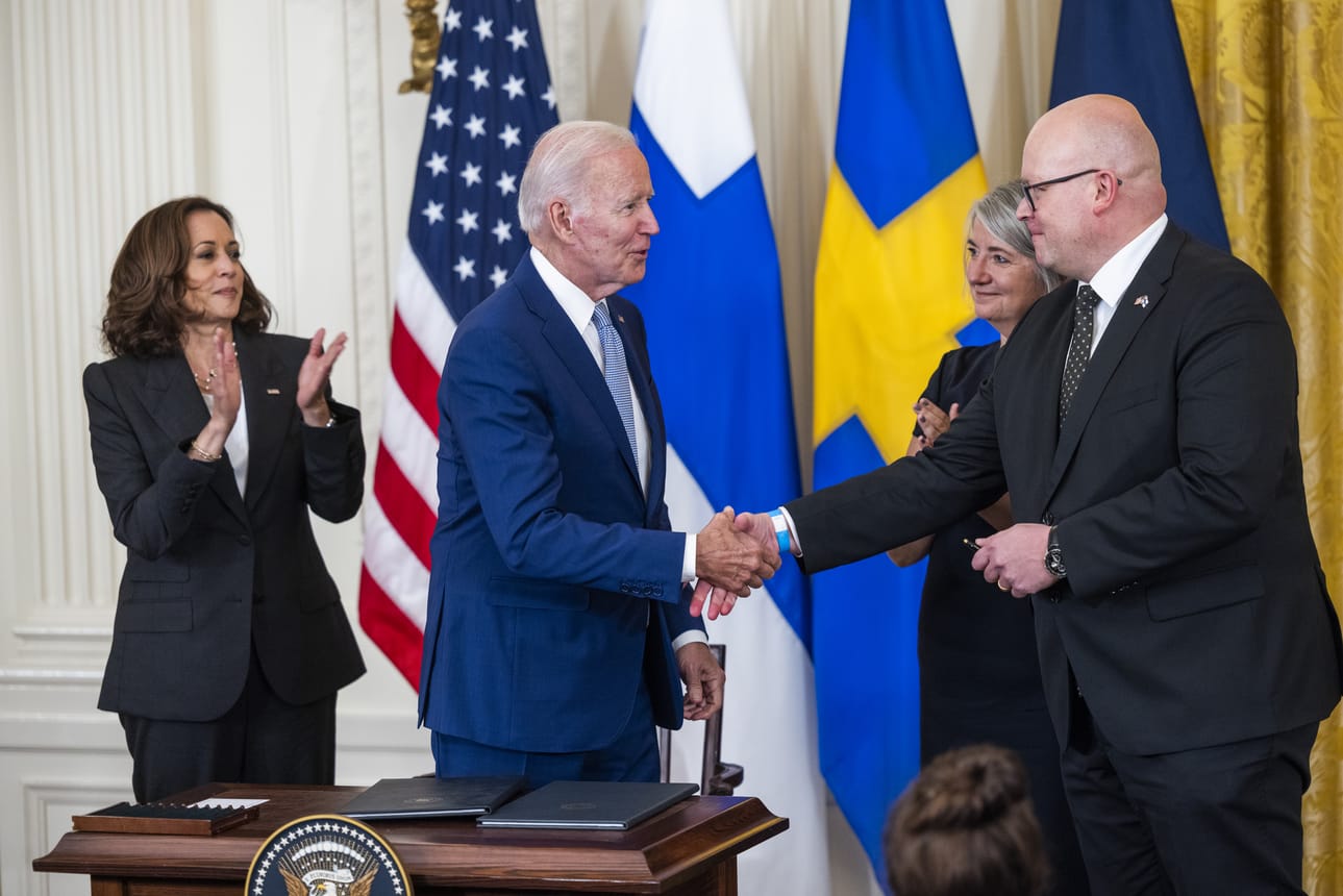 Yhdysvaltain presidentti Joe Biden puristi Suomen suurlähettilään Mikko Hautalan kättä tiistaina Valkoisessa talossa. Hautala keskeytti lomansa Teuvalla Etelä-Pohjanmaalla ja matkusti pikakomennuksella Washingtoniin, jossa Biden allekirjoitti Suomen ja Ruotsin Nato-jäsenyyden asiakirjat. Vasemmalla varapresidentti Kamala Harris ja Hautalan vieressä Ruotsin Washingtonin-suurlähettiläs Karin Ulrika Olofsdotter.
