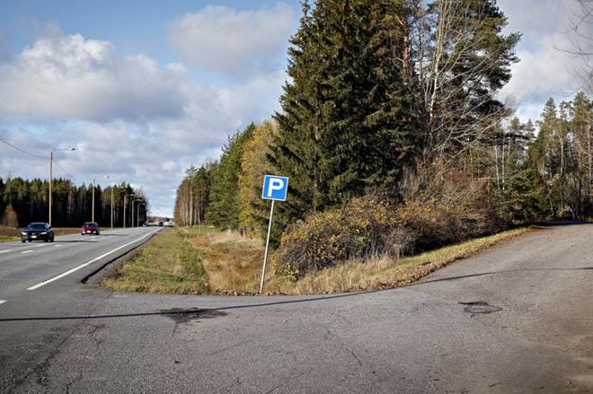 Isonkyrön Valtaalan levähdyspaikan viereisestä metsästä löytyi uusia seksileluja. Kuvat: Tomi Kosonen