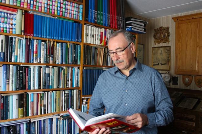 Vaasassa asuva Tapani Tikkala kirjoitti vuosituhannen ensimmäisen artikkelinsa Jurvasta Poliisi kertoo -kirjaan vuonna 2002. KUVAT: JARMO PANULA